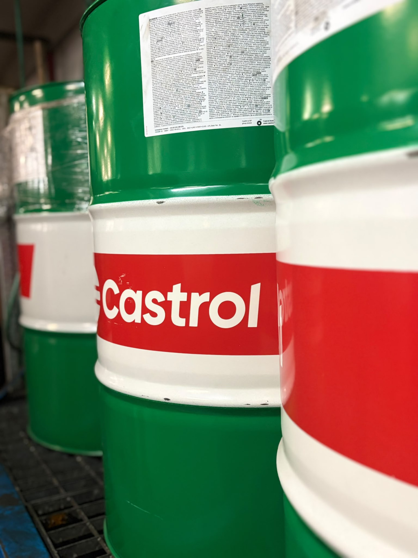 Fusti di olio Castrol in officina