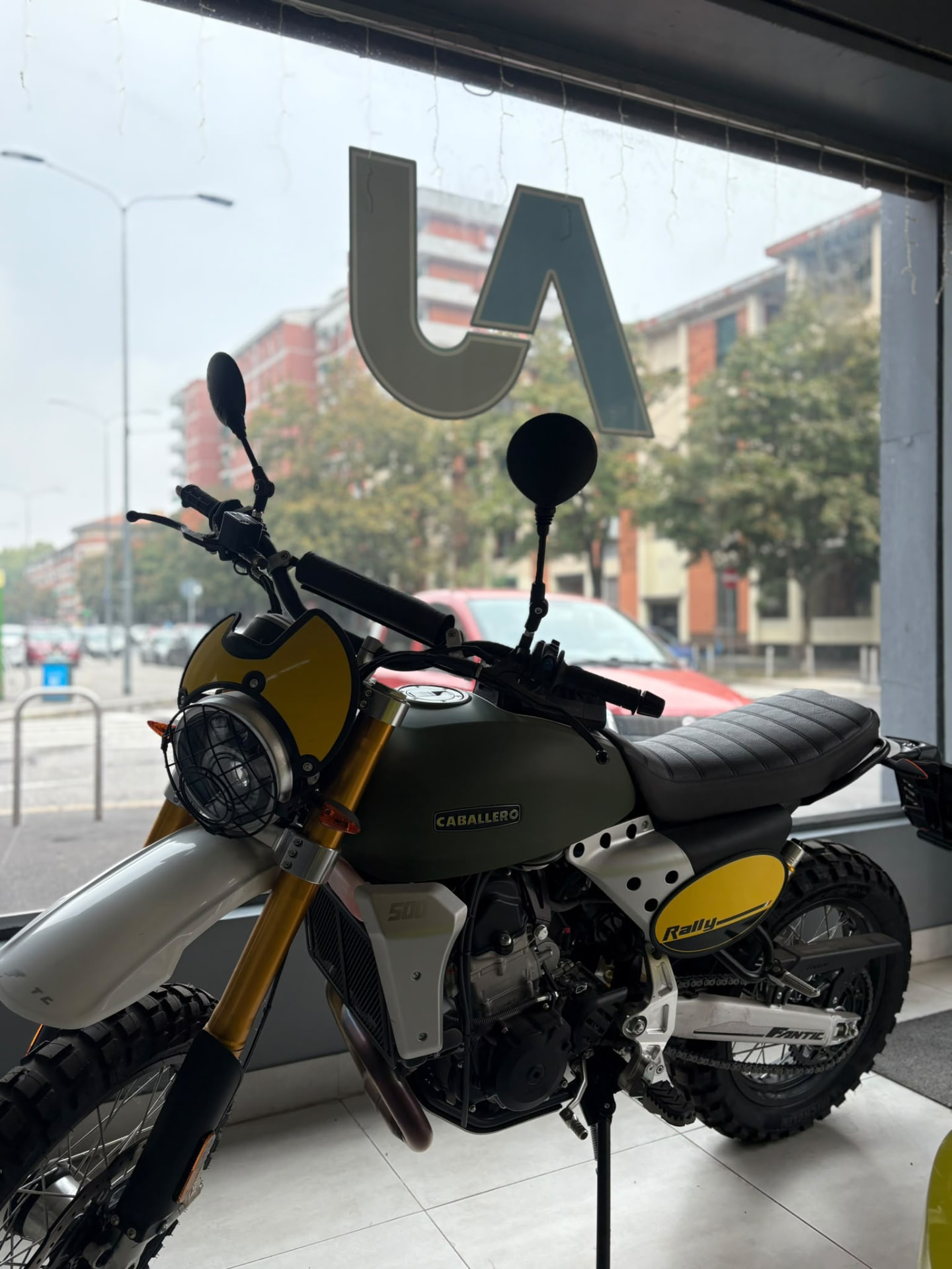 Interno dello showroom Autojolly Milano con una moto