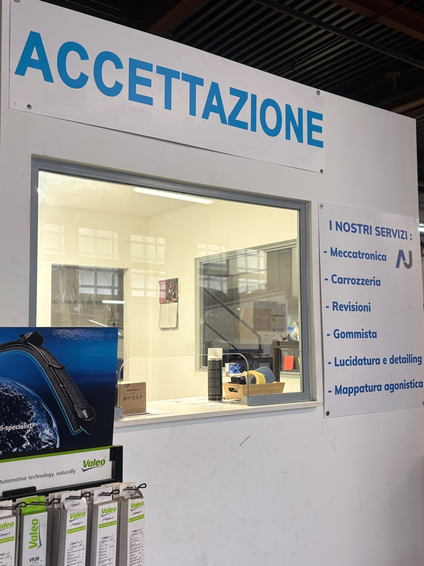 Accettazione e servizi della sede reale di Autojolly Milano