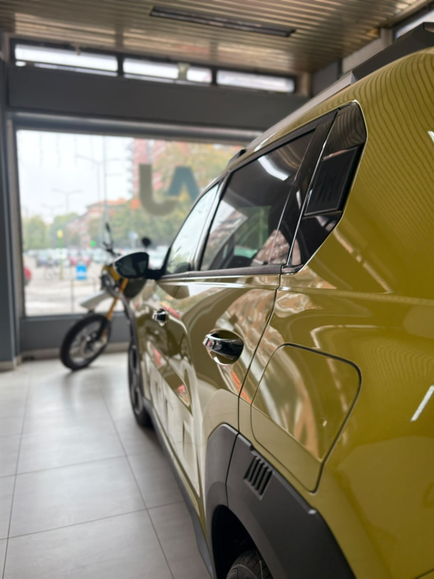Auto gialla esposta nello showroom Autojolly